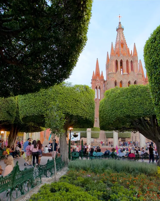 El Jardín Principal y La Parroquia